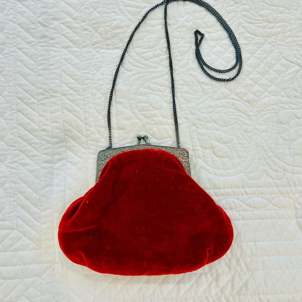 Vintage-Inspired Red Velvet Wristlet Clutch with Metal Frame